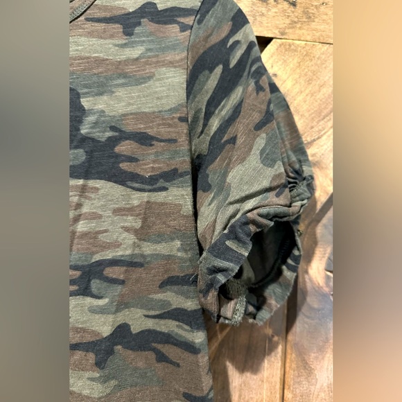 EUC Sanctuary Camo Pattern Puff Sleeve Top Sz L - Picture 12 of 16